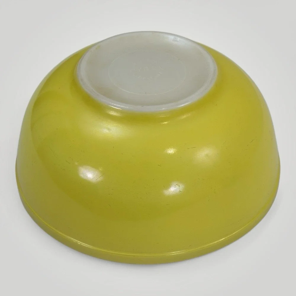 1940s Pyrex Yellow Nesting Bowl 2.5 Qt No Number‎ Mixing Bowl USA Vintage